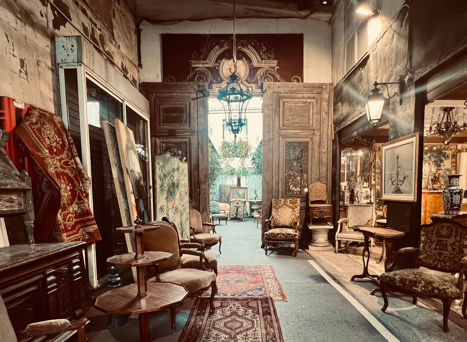 A Jewelry Collector’s Guide to the Best Vintage Market in Paris